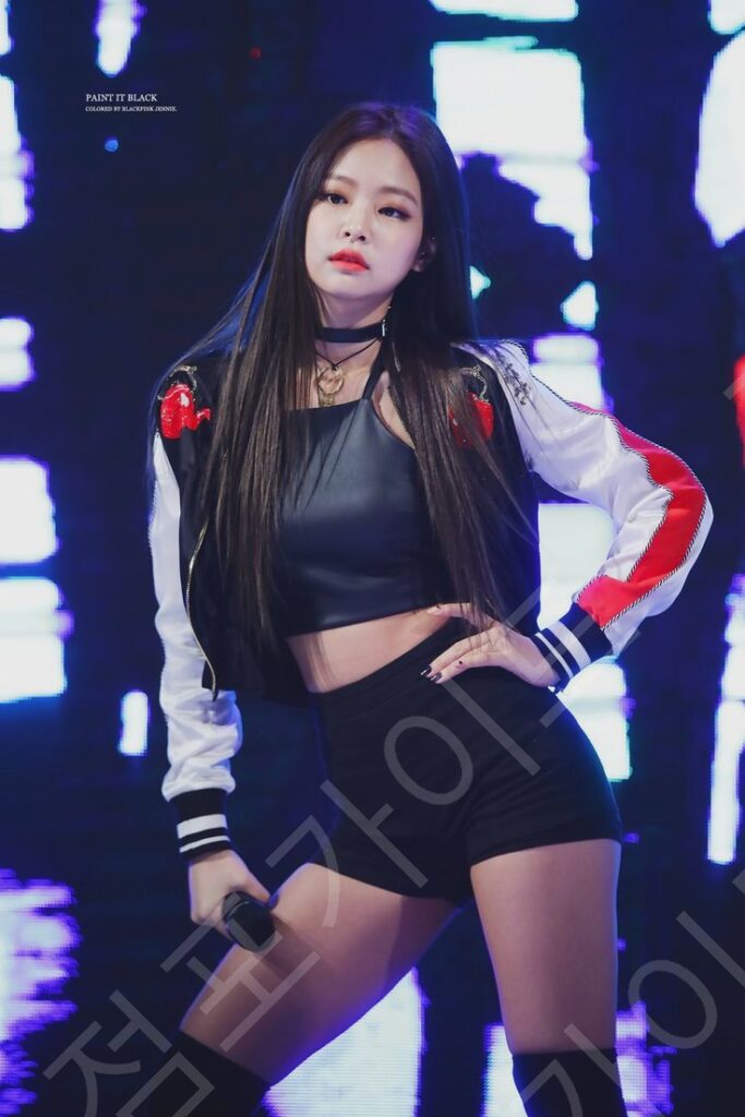 벨트 패션이 패션계를 뒤흔들다? 제니의 충격 실체