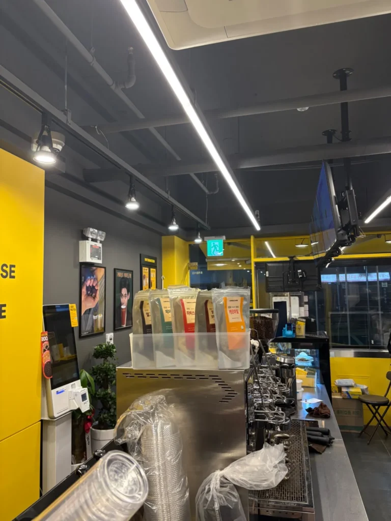 동대문구 이문동 컴포즈커피 매장 사진 4